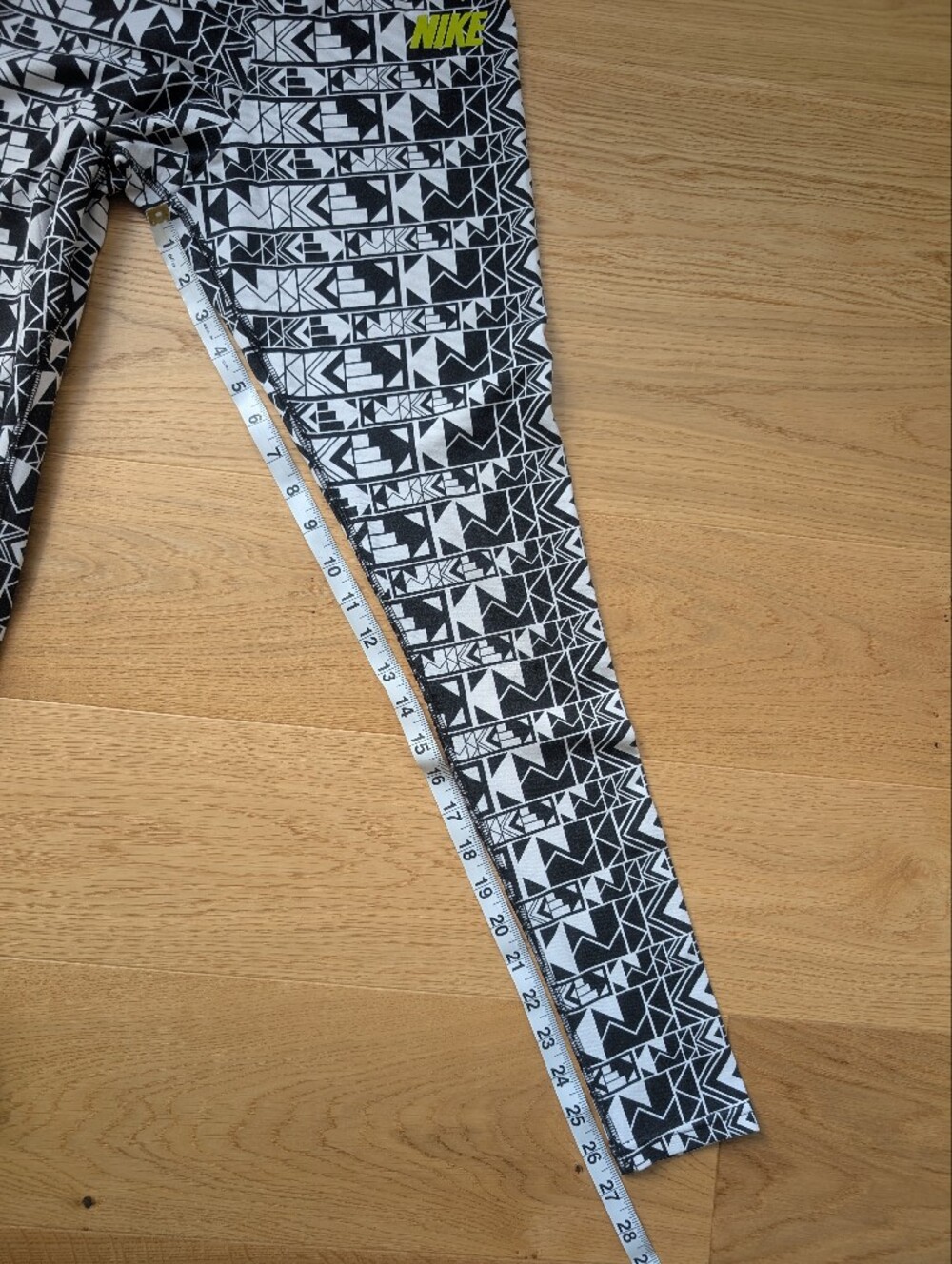 RARE Nike Patterned Leggings - Picture 6 of 8